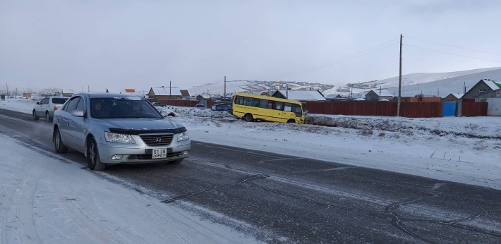 Хот доторх нийтийн тээврийн автобус осолджээ